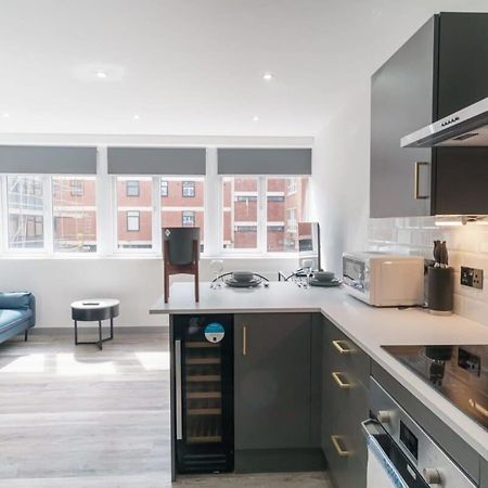 Modern 1 Bedroom Apartment In Preston Centre Esterno foto