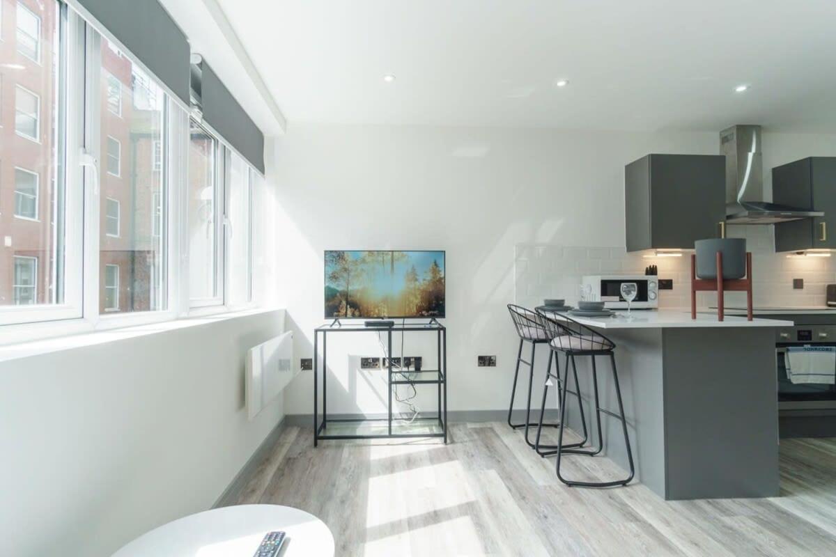 Modern 1 Bedroom Apartment In Preston Centre Esterno foto