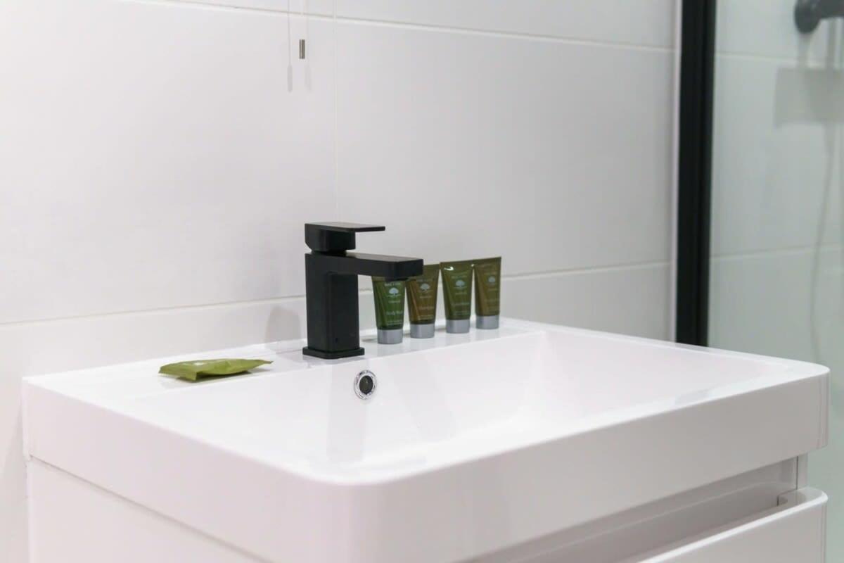 Modern 1 Bedroom Apartment In Preston Centre Esterno foto
