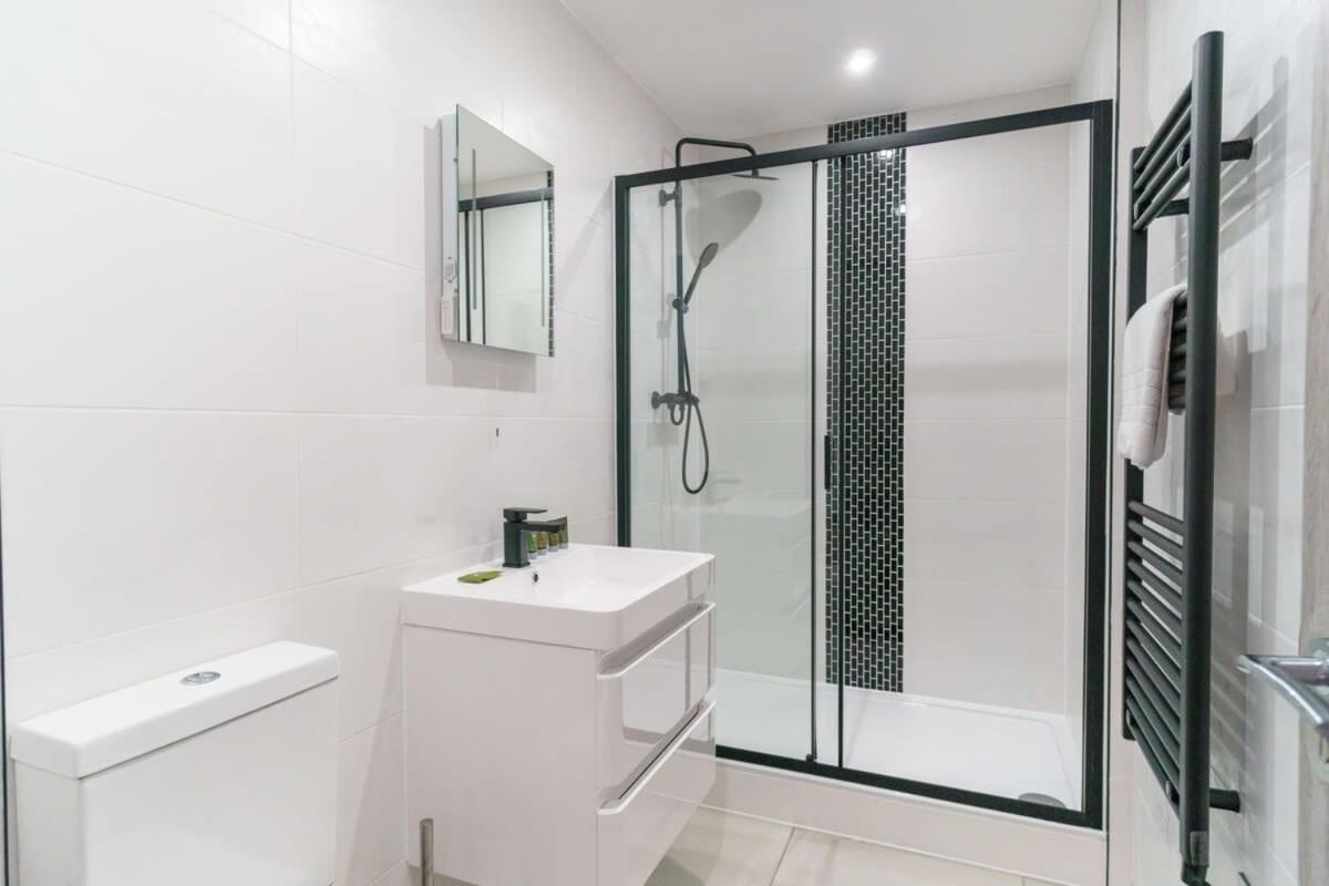 Modern 1 Bedroom Apartment In Preston Centre Esterno foto